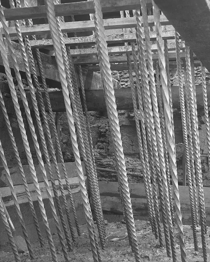 Barres d’armature torsadées en attente dans un coffrage en bois, photographie de 1907